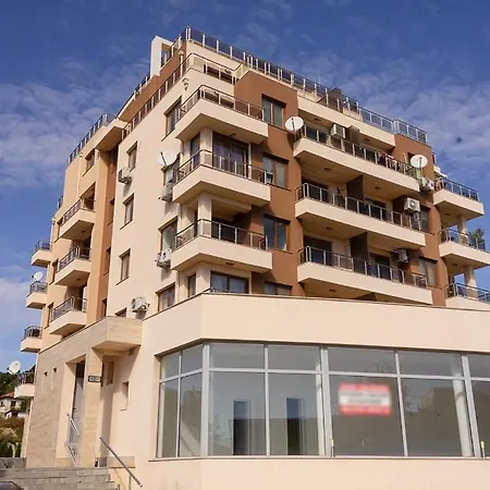 Spacious 3bd Flat With Large Terrace & Sea View By Flat Mаnager * Warna